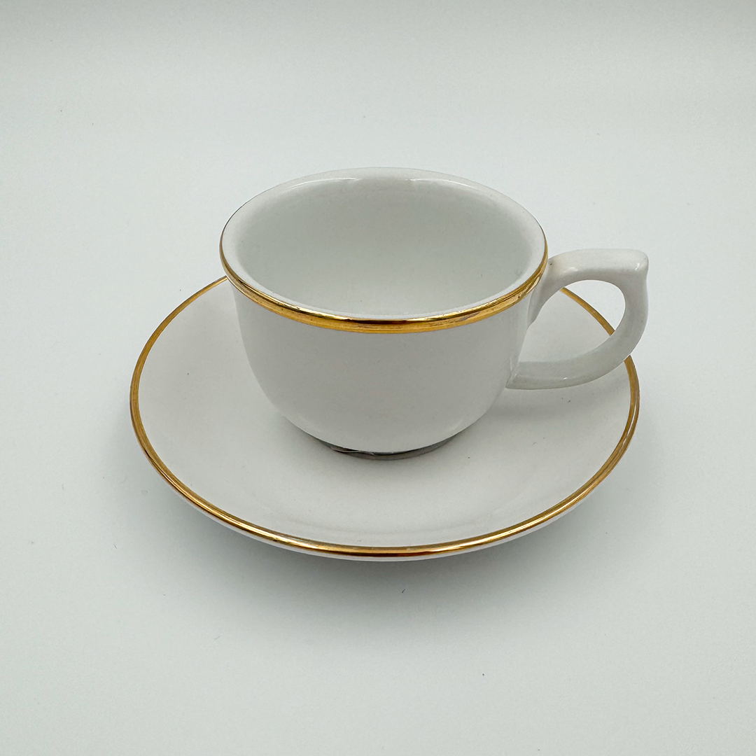 Xícara de Café Dourada Um Friso